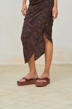 Ada, sandalia plana burdeos