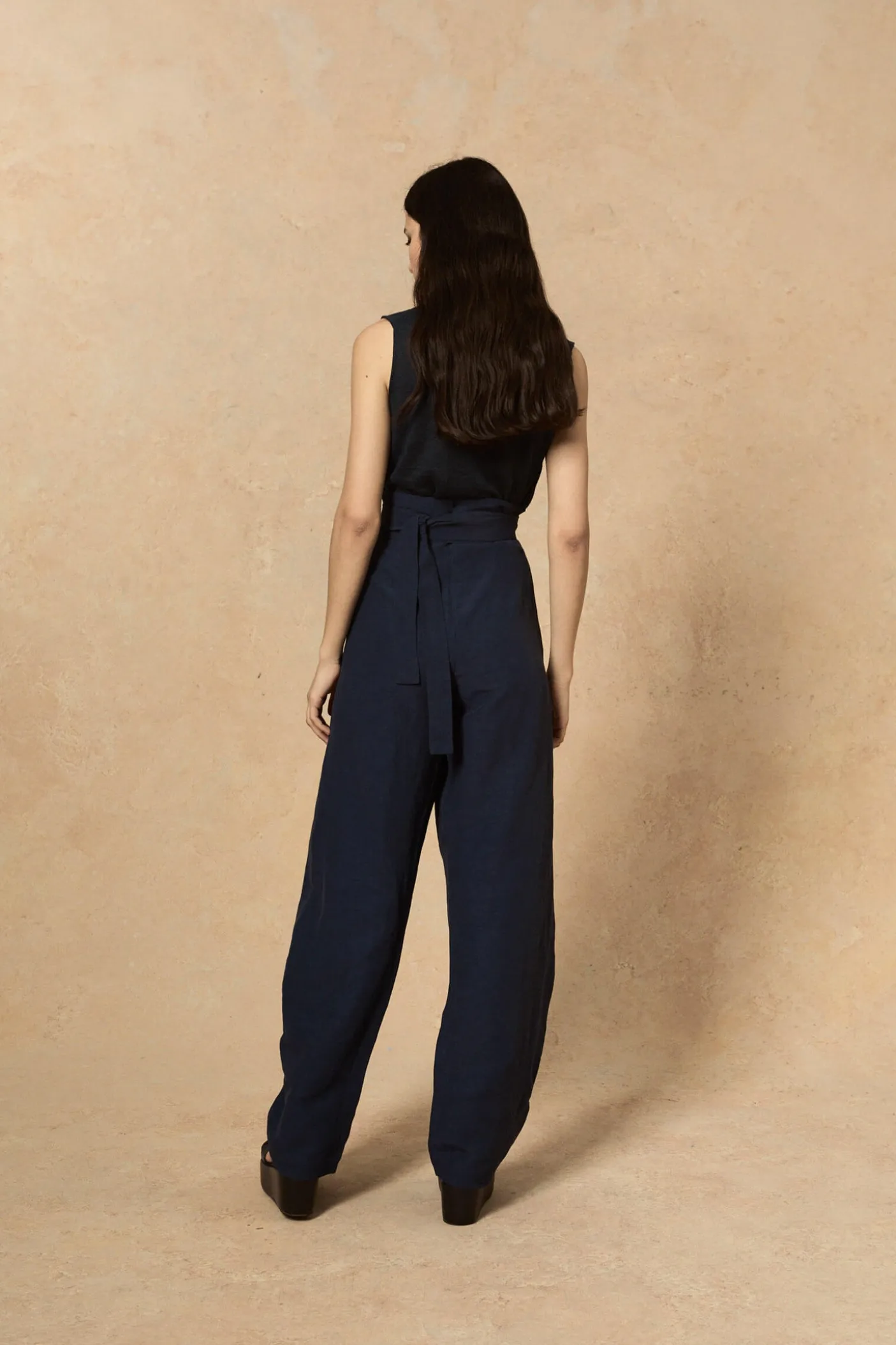 Arco, pantalon en lino y cupro azul intenso