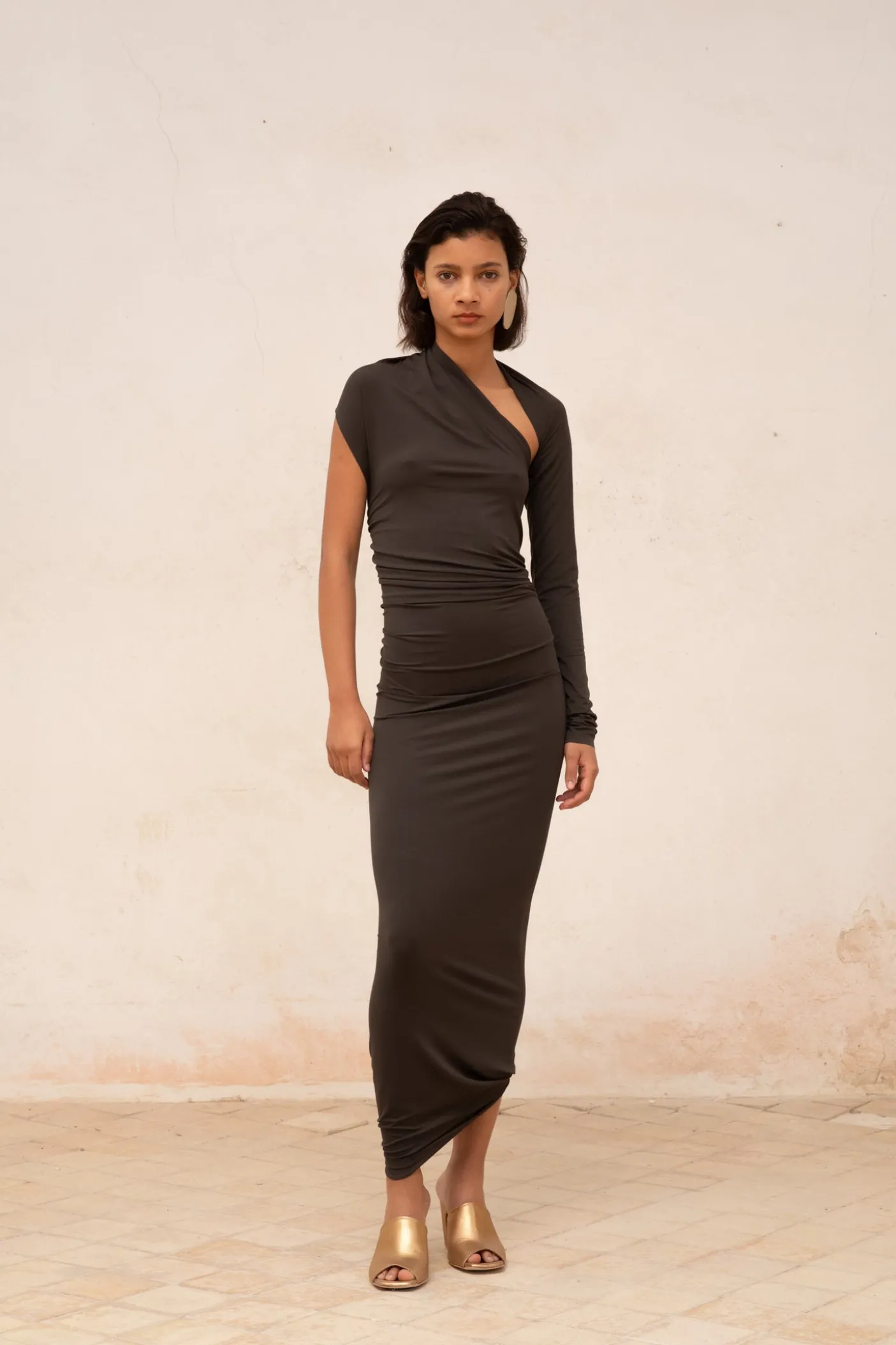 Babar, vestido asimetrico en cupro stretch grafito