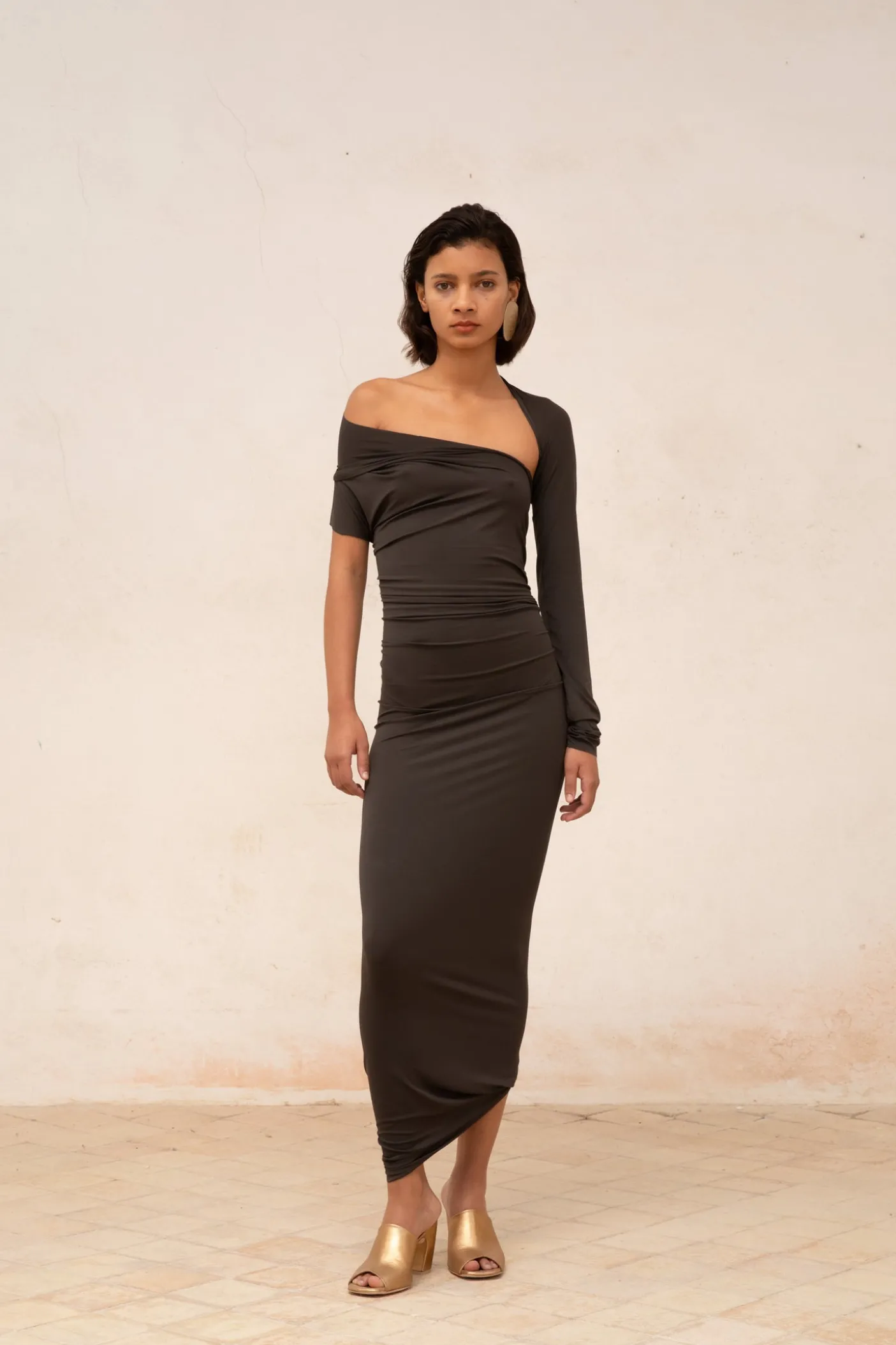 Babar, vestido asimetrico en cupro stretch grafito