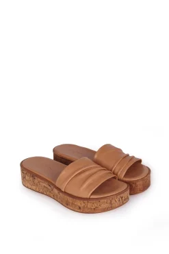 Beth, sandalia plana caramel