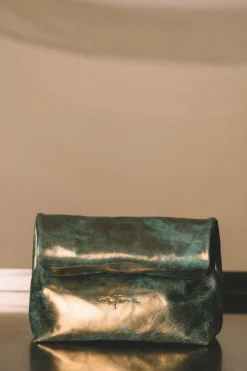 Delhi S, clutch de cuero bronce turquesa