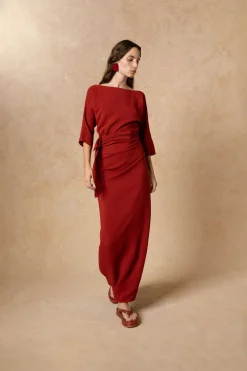 Genara, vestido en seda rojo carmin
