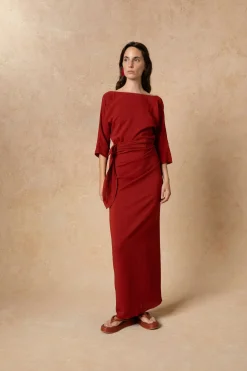 Genara, vestido en seda rojo carmin