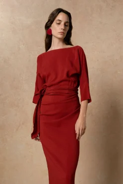 Genara, vestido en seda rojo carmin