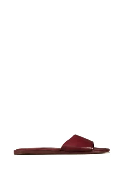 Heidi, flip flops en rojo oscuro
