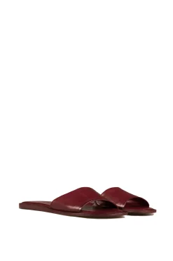 Heidi, flip flops en rojo oscuro