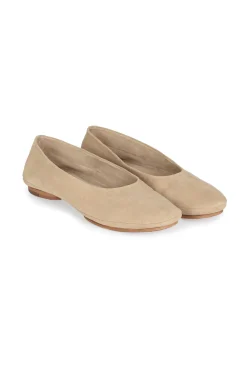 Lara, bailarina de ante beige