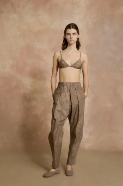 Lara, bailarina de ante cacao