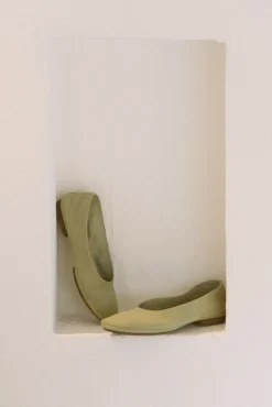 Lara, bailarina de ante verde