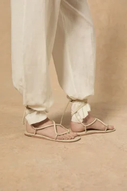 Lou, sandalia plana en beige
