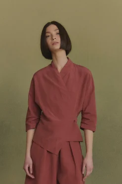 Mona, chaqueta de lino y seda fresa