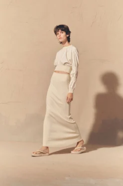 Morgan, crop top en lino y seda marfil