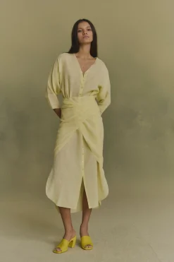 Tramonto, vestido midi de ramio amarillo claro
